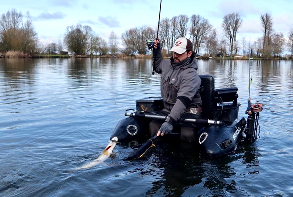 Vissen met twitchbaits kan heel goed vanuit een bellyboat