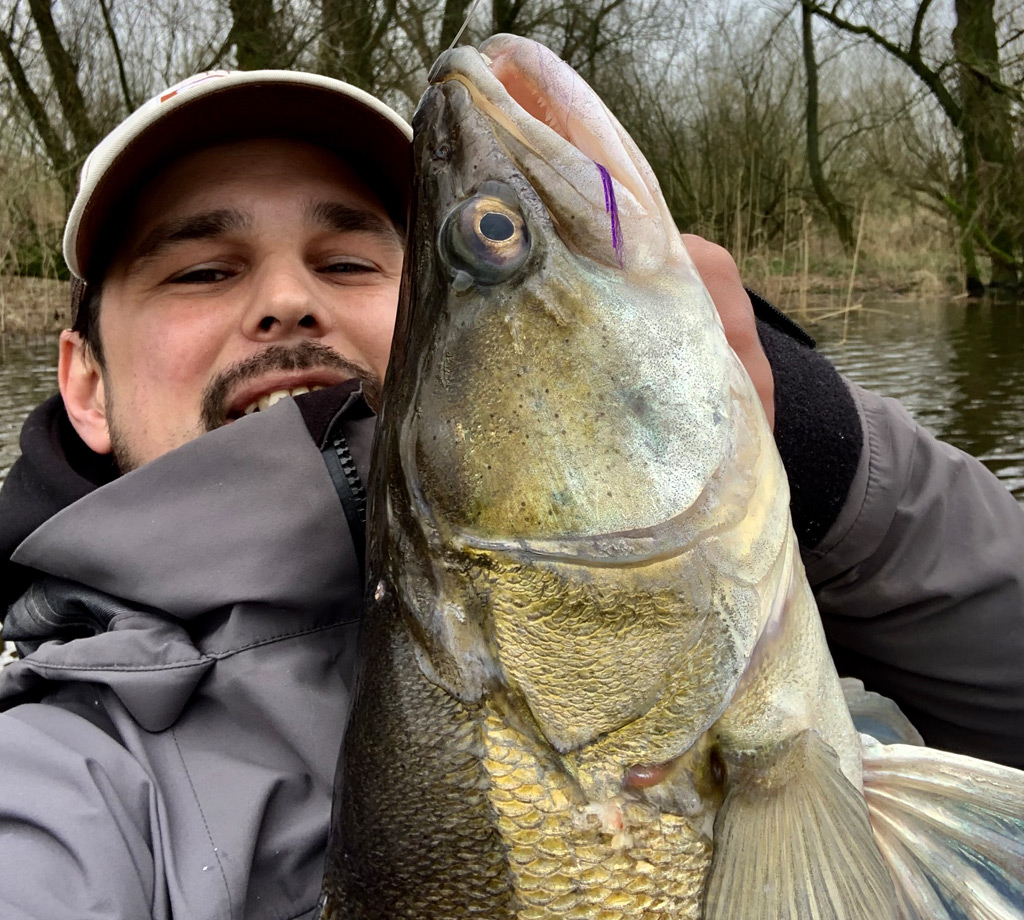 Grote snoekbaars gevangen vanuit een bellyboat