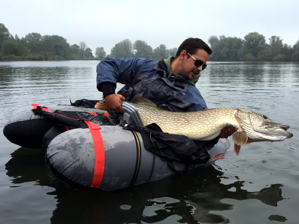 Grote snoeken vangen vanuit een bellyboat