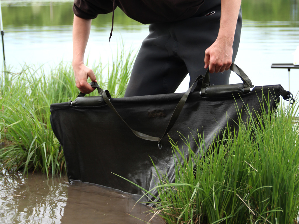 Til een karper uit het water met een weight sling