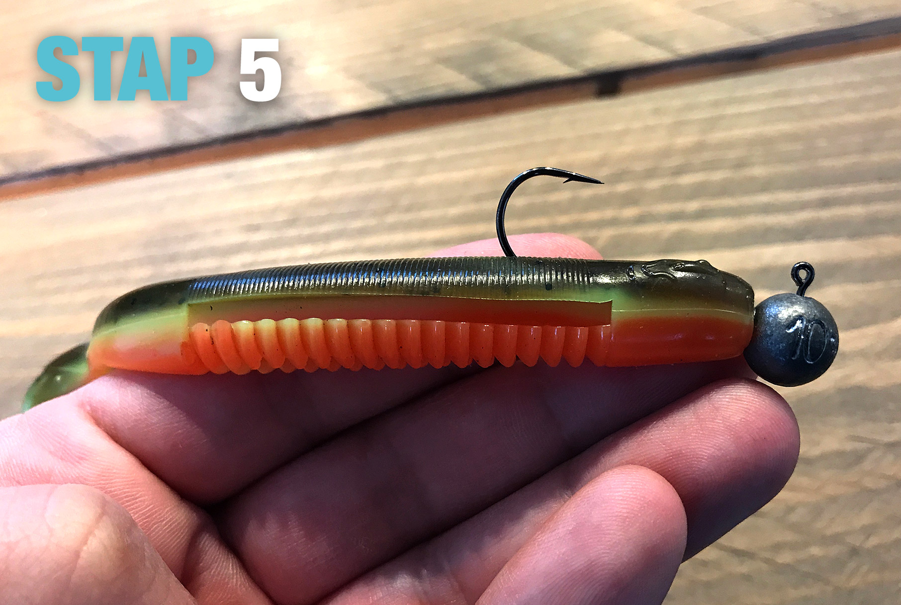 Je hebt nu de haak juist in de shad gemonteerd