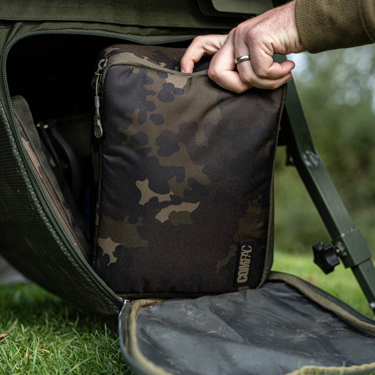 Korda Compac 200 Tackle Pouch Dark Kamo